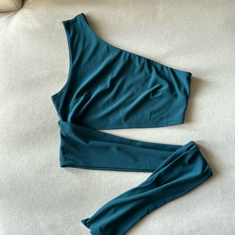 One shoulder top